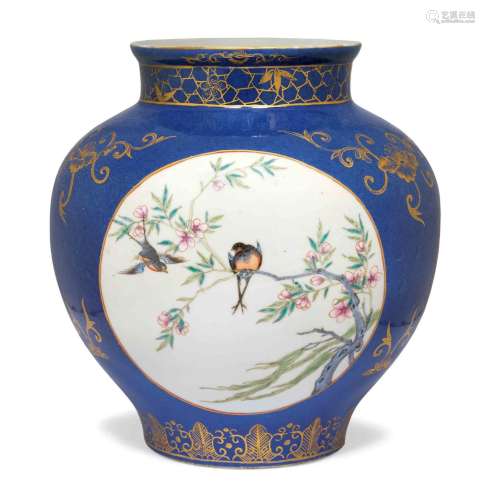 VASE BLEU POUDRÉ.Chine, 19e s. H 23 cm.En forme de balustre....