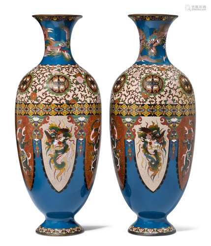 PAIRE DE GRANDS VASES À CLOISONS.Japon