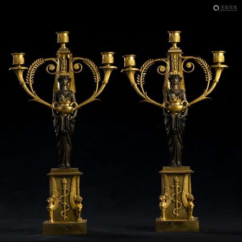 Coppia di candelabri in bronzo dorato