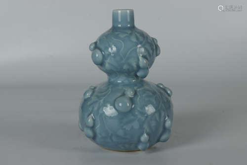 清雍正青釉堆雕瓜藤葫芦瓶