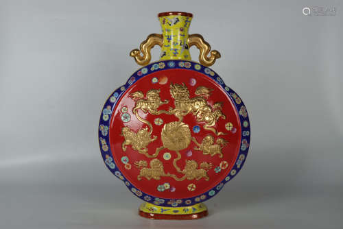 清雍正珐琅彩红地描金雕刻狮子绣球抱月瓶