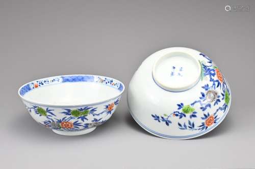 PAIR OF CHINESE PORCELAIN WUCAI BOWLS, 18/19TH CENTURY