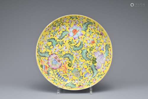 A CHINESE YELLOW GROUND FAMILLE ROSE DISH, 19TH CENTURY