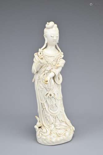 A CHINESE BLANC DE CHINE FIGURE OF GUANYIN, 17/18TH CENTURY
