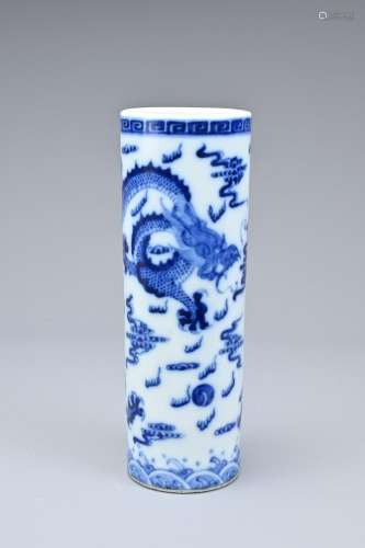 A CHINESE BLUE AND WHITE PORCELAIN BRUSH POT, 20TH CENTURY