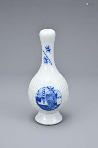 A CHINESE BLUE AND WHITE PORCELAIN BOTTLE VASE, 19/20TH CENT...