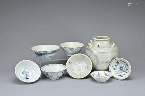 A GROUP OF CHINESE BLUE AND WHITE PORCELAIN ITEMS, MING TO Q...