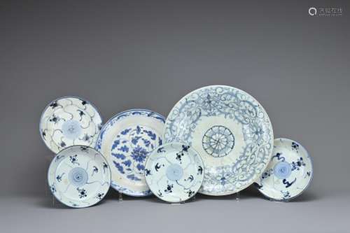 A GROUP OF CHINESE BLUE AND WHITE PORCELAIN DISHES, EARLY 19...