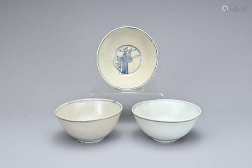 THREE SMALL CHINESE BLUE AND WHITE PORCELAIN BOWLS, LATE MIN...