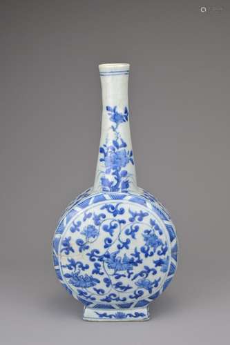 A CHINESE BLUE AND WHITE PORCELAIN BOTTLE VASE, 17/18TH CENT...