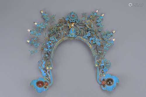 A CHINESE KINGFISHER FEATHER MOUNTED HEADDRESS, LATE QING/EA...