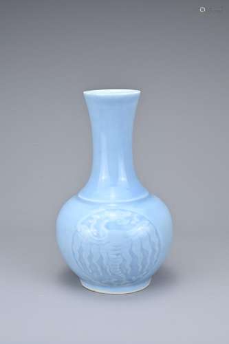 A CHINESE CLAIR DE LUNE PORCELAIN BOTTLE VASE, 19TH CENTURY