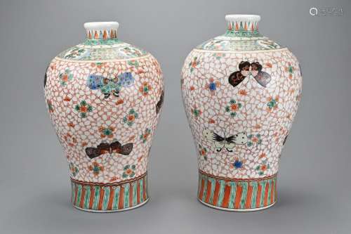 A PAIR OF CHINESE FAMILLE VERTE PORCELAIN MEIPING BUTTERFLY ...
