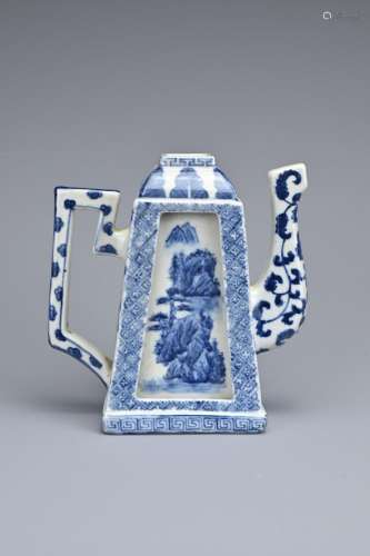A CHINESE BLUE AND WHITE PORCELAIN TEAPOT, 19/20TH CENTURY