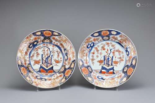 A PAIR OF JAPANESE IMRAI PORCELAIN DISHES, 18TH CENTURY