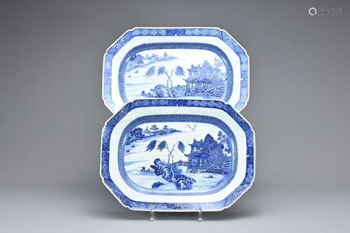 A PAIR OF CHINESE BLUE AND WHITE PORCELAIN PLATTERS, 18TH CE...