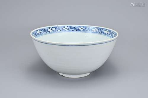 A LARGE CHINESE BLUE & WHITE PORCELAIN BOWL, MING DYNAST...