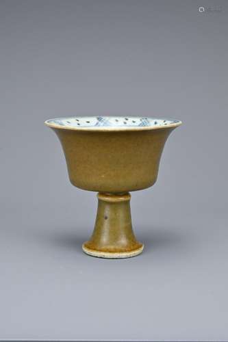 A CHINESE BROWN GLAZED BLUE AND WHITE PORCELAIN STEM CUP