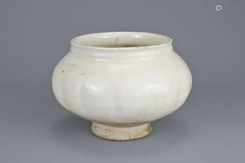 A CHINESE CIZHOU WHITE GLAZED LOBED POTTERY JAR, SONG DYNAST...