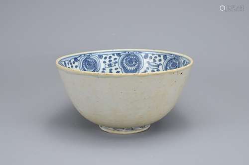 A LARGE CHINESE BLUE AND WHITE PORCELAIN BOWL, MING DYNASTY,...