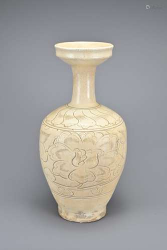 A TALL CHINESE CIZHOU TYPE VASE WITH CARVED PEONY PATTERN