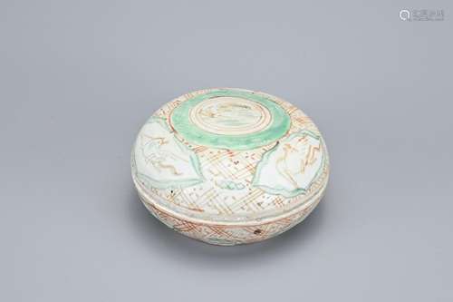 A RARE CHINESE ENAMELLED PORCELAIN BOX, MING DYNASTY