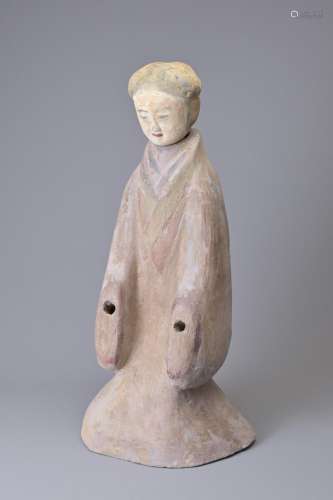 A LARGE CHINESE PAINTED GREY POTTERY FIGURE OF KNEELING COUR...
