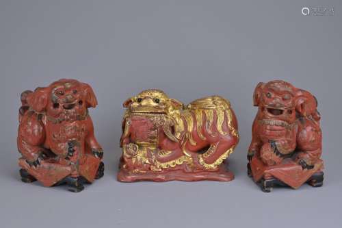 THREE CHINESE CARVED WOOD TEMPLE LION DOGS, 19/20TH CENTURY