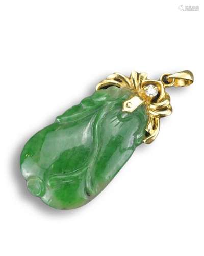 AN 18KT YELLOW GOLD, DIAMOND AND JADEITE PENDANT