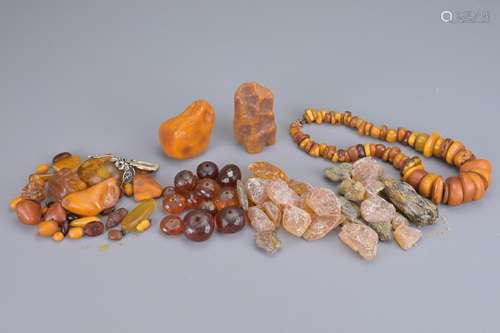 A COLLECTION OF ASSORTED PIECES OF NATURAL AMBER, AMBER BEAD...