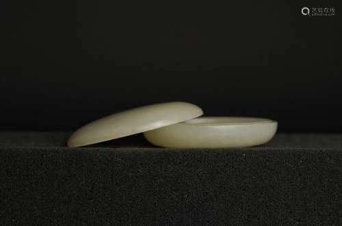 A pale Celadon Jade Box and Cover, mid Qing dynasty清中期 素...