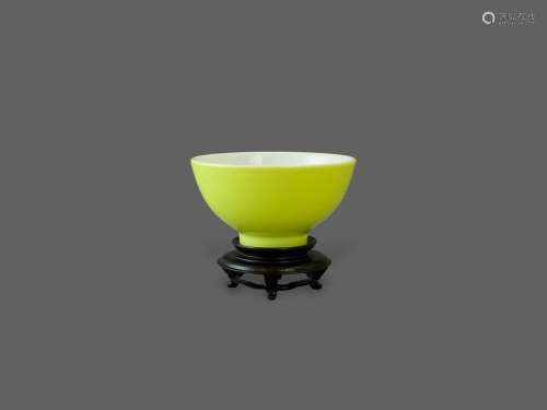 A Lemon Yellow Glazed Cup, Yongzheng six character mark柠檬黄...