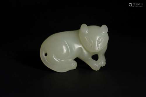 A charming Pale Celadon Jade Cat, mid Qing dynasty清中期 玉獾