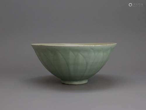 A Longquan Celadon Lotus Bowl, Song/Yuan dynasty宋或元 龙泉窑...