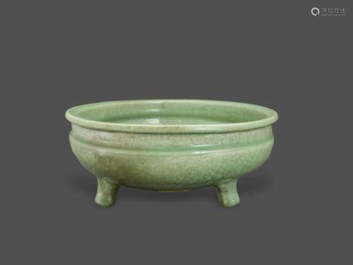 A Longquan Celadon Tripod Censer, late Ming dynasty明晚期 龙...
