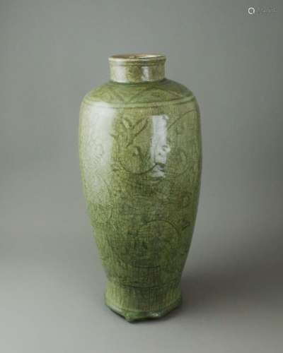 A Longquan Celadon Vase, late Ming dynasty明晚期 龙泉窑青釉暗...