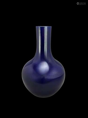 A Good Blue Glazed Bottle Vase, 18th century18世纪 蓝釉天球瓶