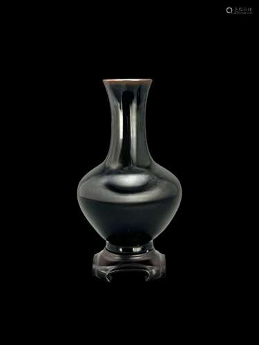 A Black Glazed Bottle Vase, 18th century黑釉长颈瓶