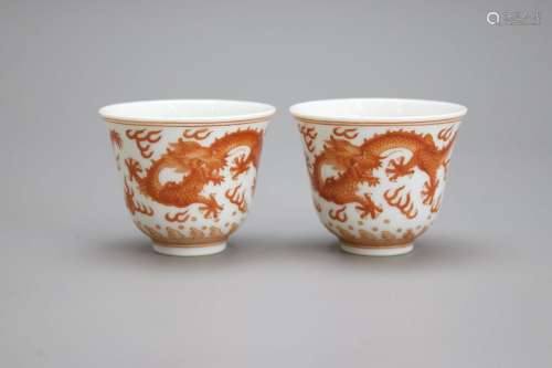 A Pair of Dragon Winecups, six character underglaze blue mar...