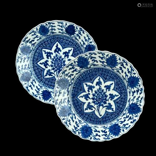 A Pair of Blue and White Lotus Plates, Kangxi清康熙 青花莲纹...