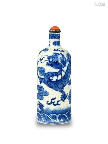 A Blue and White Dragon Snuffbottle, Qing dynasty 清 青花云龙...