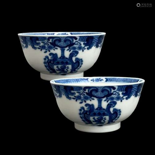 A Pair of Blue and White Armorial Bowls, Qianlong 清乾隆 青花...