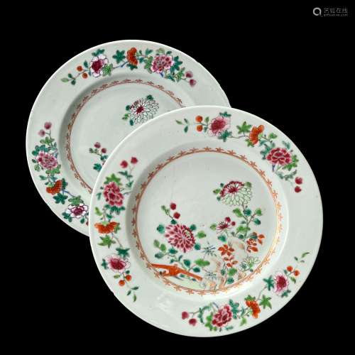 A Pair of 'famille rose' Plates, Qianlong 清乾隆 粉彩花卉纹盘...
