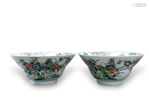 A Pair of 'famille verte' Bowls, Kangxi period 清康熙 五彩蝶...