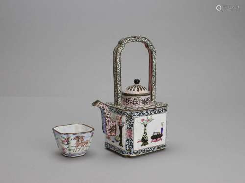 A Canton Enamel Winepot and Cover, and a Winecup, Qianlong 清...