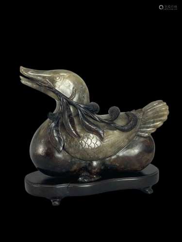 A Grey and Black Jade Duck, 19th/20th century 19/20世纪 灰玉...