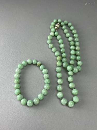 A Jadeite bead Necklace, and a Bangle en suite 翡翠珠项链、手...