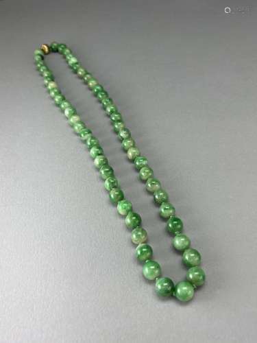 A Jadeite Necklace with gold clasp 带金扣翡翠项链