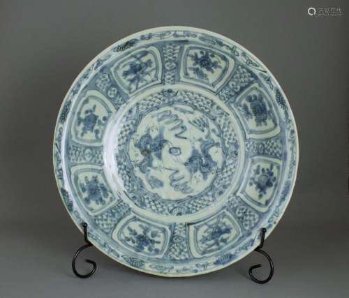 A Zhangzhou Blue and White Dragon Dish, late Ming dynasty 明...