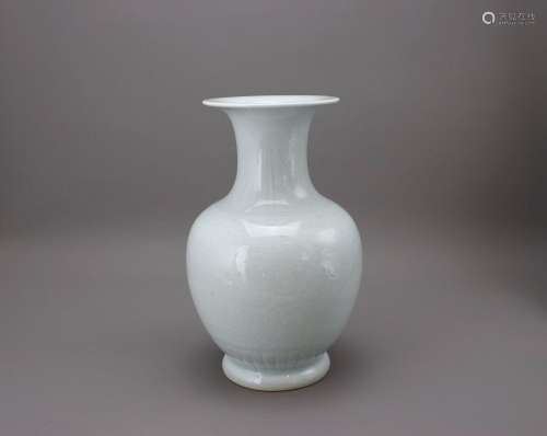A pale blue glazed Vase, first half 20th century 20世纪上半叶...